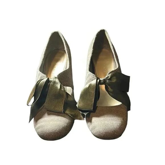 Super Unique, cute and flirty. Size 7 / Heel Height 4 inches - Picture 2 of 5